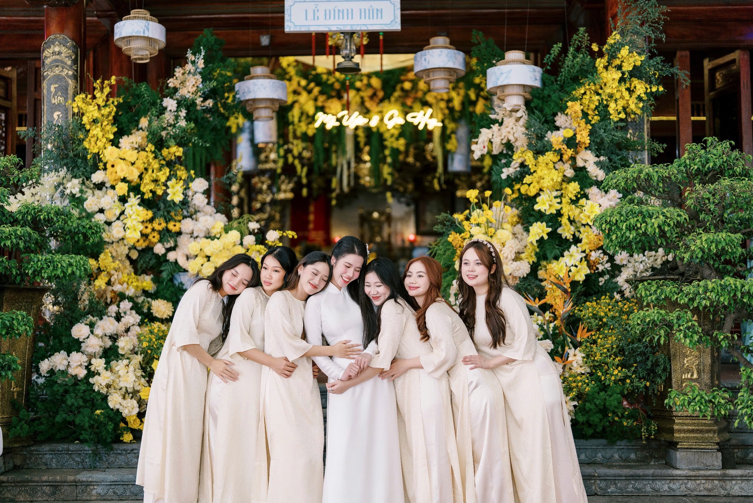 Áo dài bưng quả